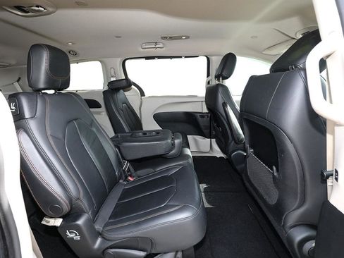 Used 2017 Chrysler Pacifica Touring-L w/ Tire & Wheel Group FWD image 23