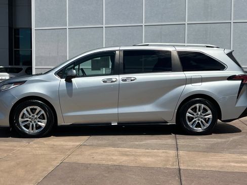 Certified 2022 Toyota Sienna Limited AWD/4WD image 8