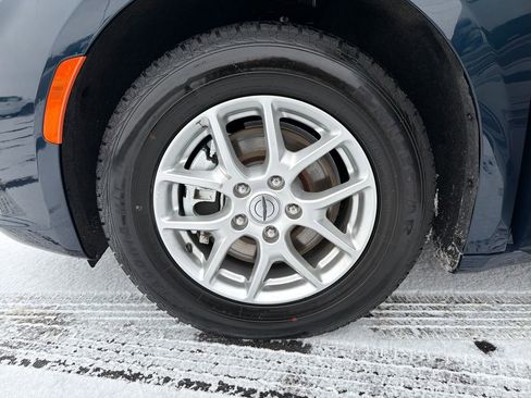 Used 2024 Chrysler Pacifica Touring-L image 25