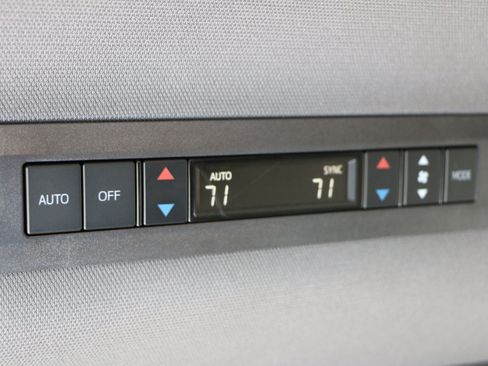 Used 2024 Toyota Sienna XLE w/ XLE Plus Package FWD image 31
