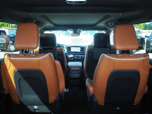 New 2026 Chrysler Pacifica Pinnacle image 11