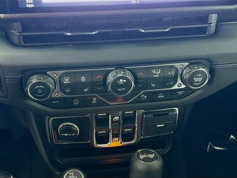 New 2026 Jeep Wrangler Unlimited Sahara AWD/4WD image 15
