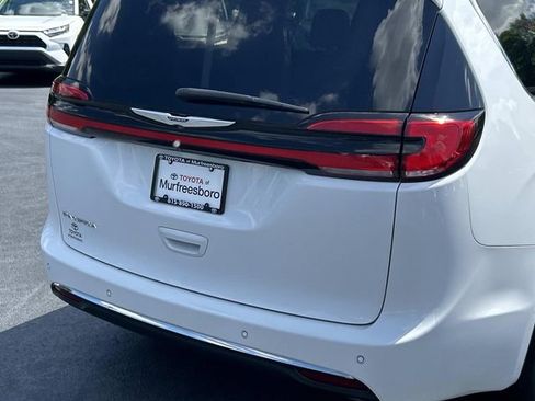 Used 2024 Chrysler Pacifica Touring-L FWD image 11