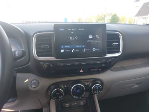 Used 2025 Hyundai Venue SEL FWD image 12