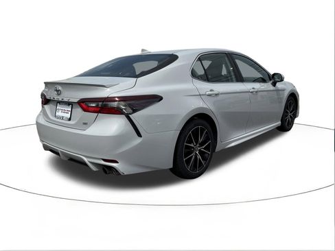 Used 2024 Toyota Camry SE image 3