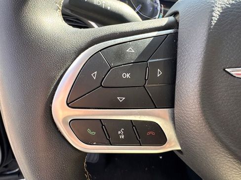 Used 2024 Chrysler Pacifica Touring-L FWD image 20
