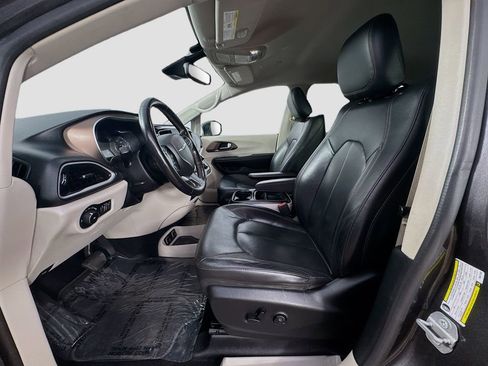 Used 2019 Chrysler Pacifica Touring-L w/ Advanced Safetytec Group image 25