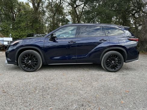 Used 2024 Toyota Highlander LE image 3