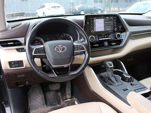 Used 2020 Toyota Highlander XLE image 4
