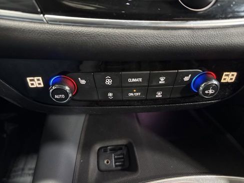 Used 2020 Buick Enclave Essence image 21