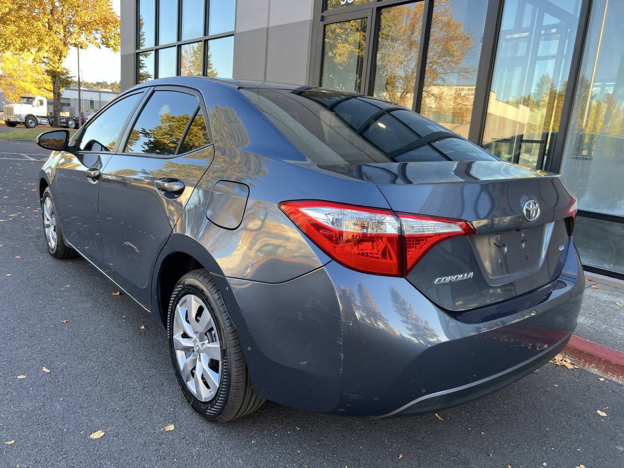 Used 2016 Toyota Corolla LE FWD image 5
