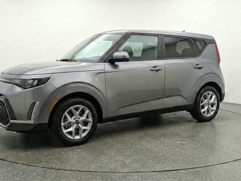 Used 2025 Kia Soul LX w/ LX Technology Package FWD image 3