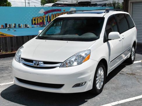 Used 2010 Toyota Sienna XLE Limited w/ XLE Limited Pkg 2 FWD image 1
