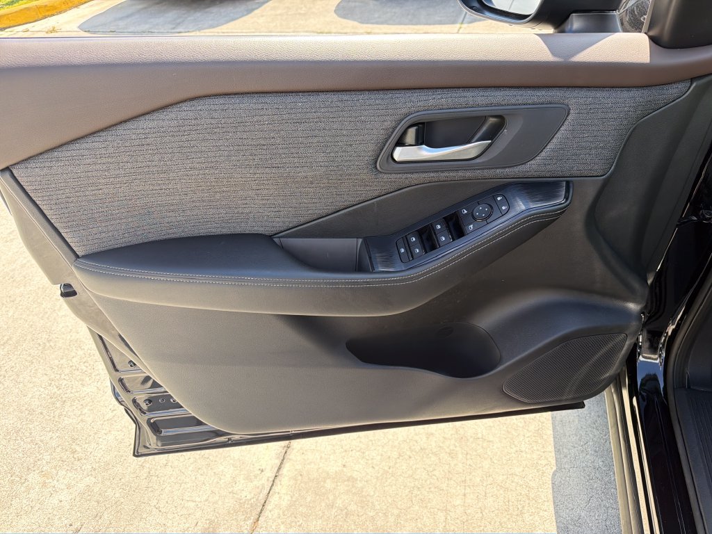 Certified 2023 Nissan Rogue SV FWD image 17