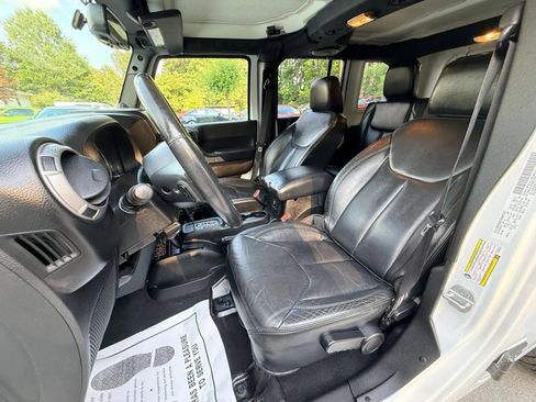 Used 2013 Jeep Wrangler Unlimited Sahara AWD/4WD image 21