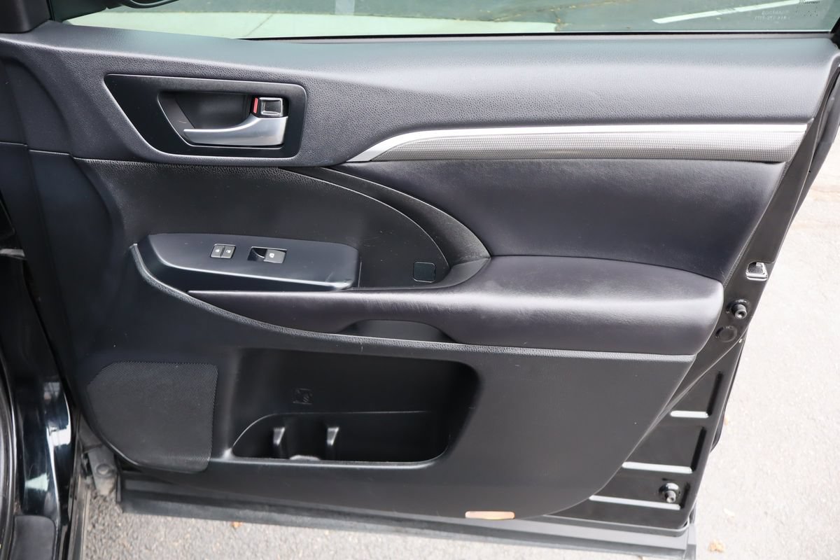 Used 2019 Toyota Highlander SE AWD/4WD image 24