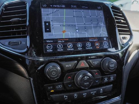 Used 2019 Jeep Grand Cherokee Altitude AWD/4WD image 7