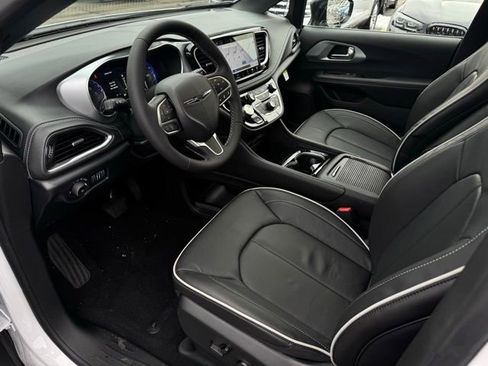 New 2026 Chrysler Pacifica Limited w/ Uconnect Theater Family Group image 17