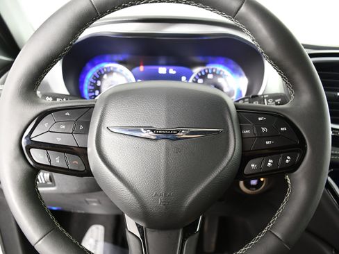 Used 2025 Chrysler Pacifica Limited FWD image 19