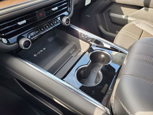 New 2025 Chevrolet Suburban High Country image 26