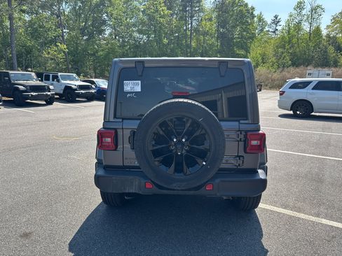 Used 2025 Jeep Wrangler Unlimited Sahara AWD/4WD image 7