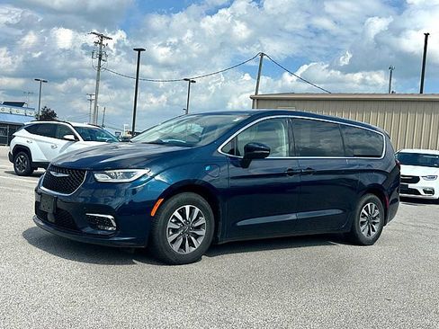 Used 2023 Chrysler Pacifica Touring-L FWD image 1