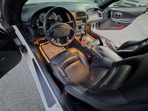 Used 2002 Chevrolet Corvette Coupe w/ Preferred Equipment Group1 image 8