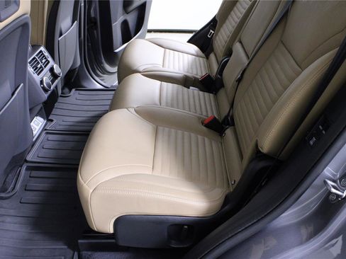 Used 2025 Land Rover Discovery Dynamic SE AWD/4WD image 11