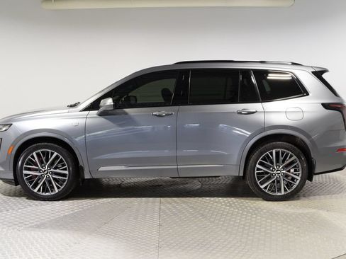 Used 2022 Cadillac XT6 Sport w/ Technology Package AWD/4WD image 2