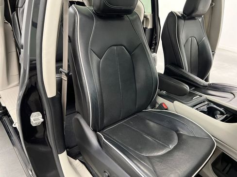 Used 2024 Chrysler Pacifica Limited FWD image 30
