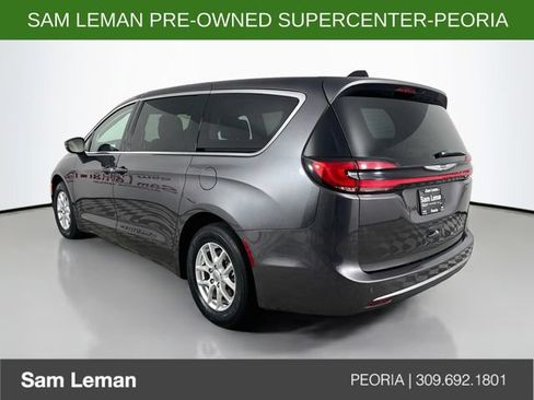 Used 2023 Chrysler Pacifica Touring-L FWD image 5