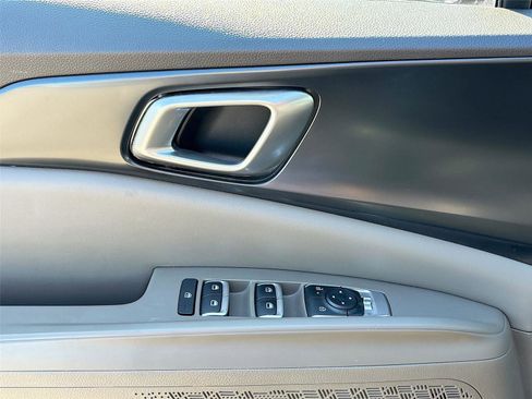 Used 2025 Kia Carnival FWD image 18