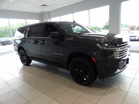 Used 2023 Chevrolet Suburban High Country AWD/4WD image 3