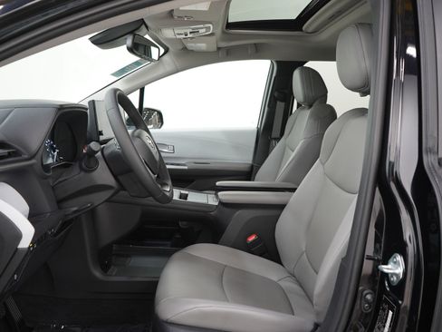 Used 2025 Toyota Sienna XLE w/ XLE Plus Package image 25