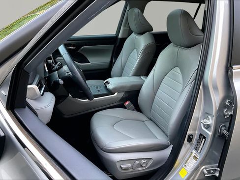 Used 2023 Toyota Highlander XLE FWD image 8
