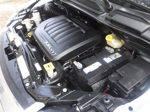 Used 2012 Chrysler Town & Country Touring-L w/ Premium Group FWD image 21