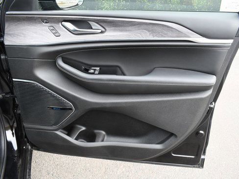 Used 2024 Jeep Grand Cherokee Overland w/ Advanced Protech Group III image 24