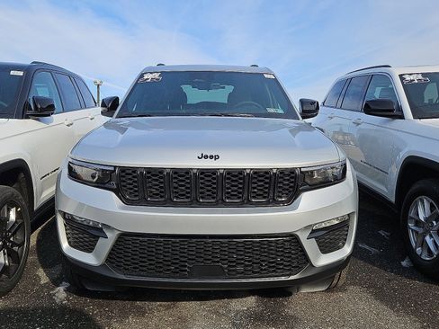 New 2025 Jeep Grand Cherokee Limited w/ Black Appearance Package AWD/4WD image 2