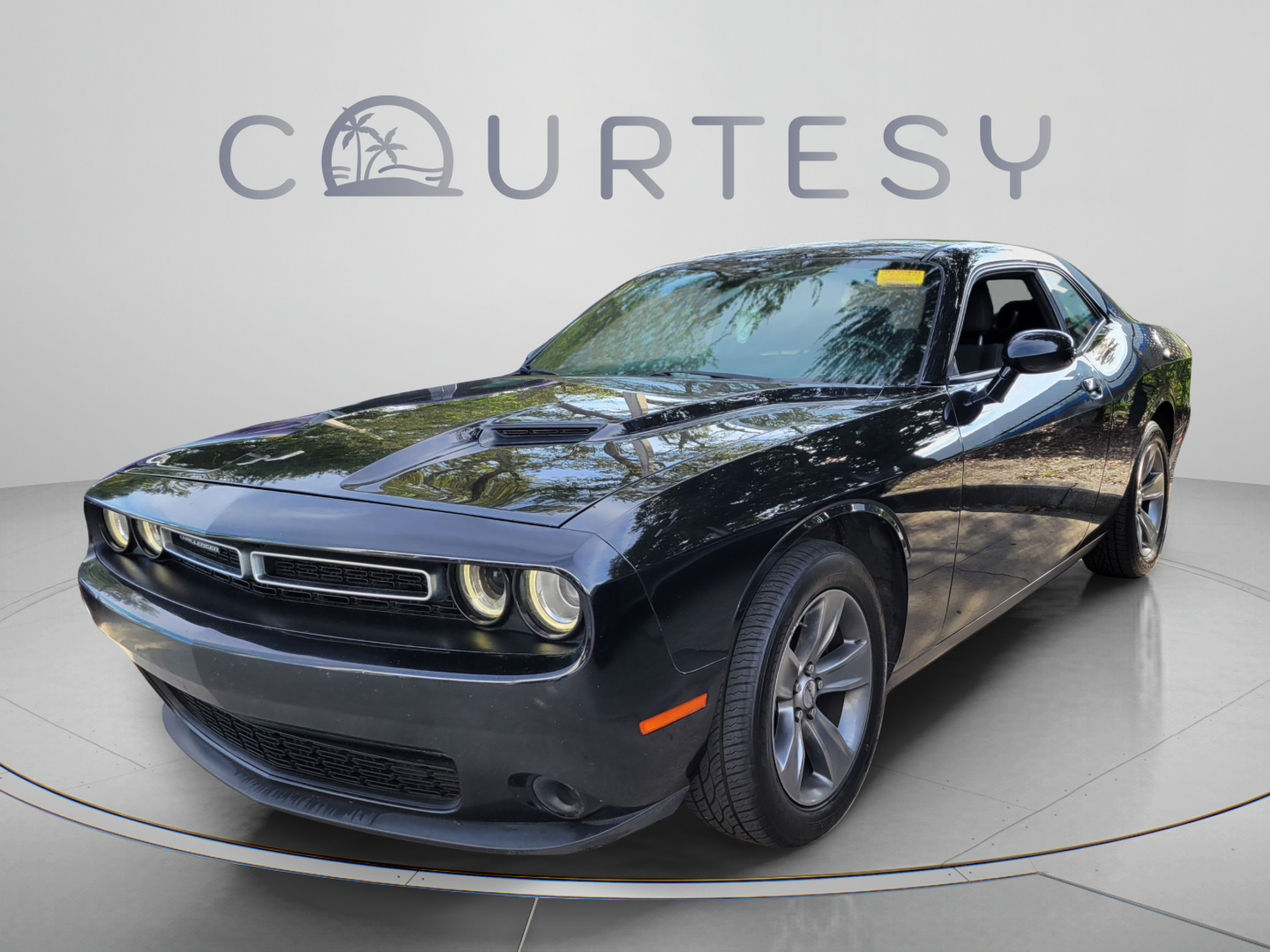 Used 2016 Dodge Challenger SXT RWD image 1