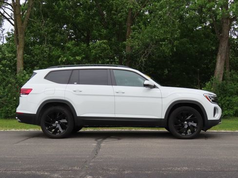 Used 2025 Volkswagen Atlas SE w/ Panoramic Sunroof Package AWD/4WD image 2