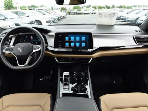 Used 2025 Volkswagen Atlas Cross Sport SE w/ Panoramic Sunroof Package FWD image 7