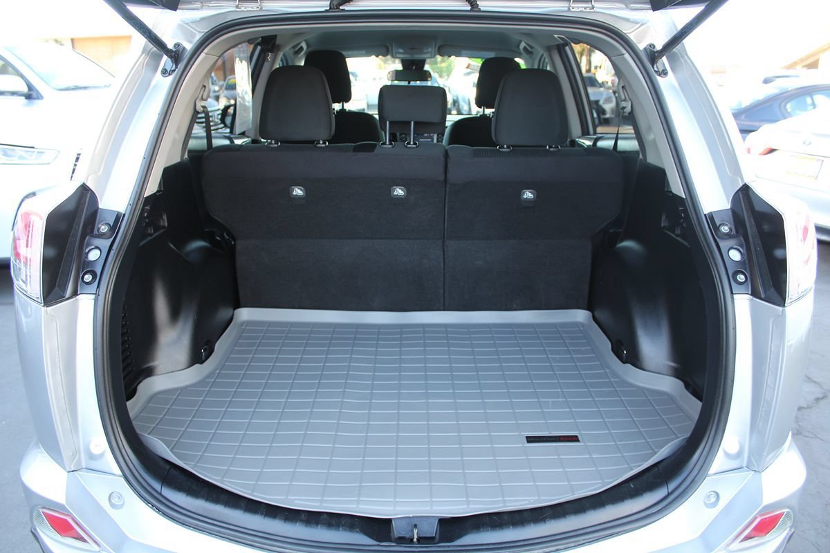 Used 2018 Toyota RAV4 LE FWD image 29
