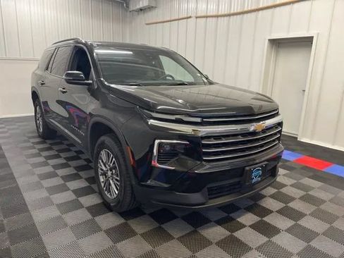 Used 2025 Chevrolet Traverse LT FWD image 3