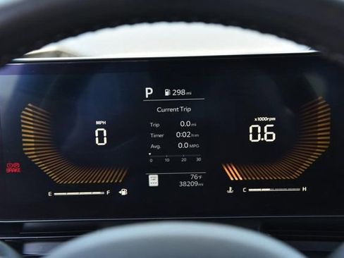 Used 2025 Kia Carnival FWD image 11