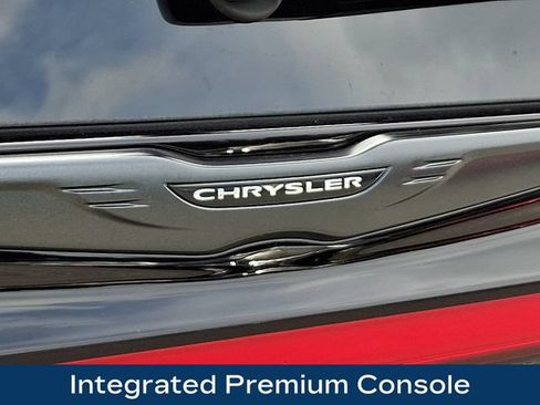 Used 2025 Chrysler Pacifica Premium FWD image 33