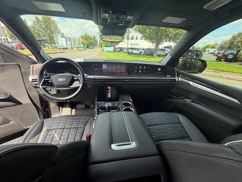 Used 2025 Cadillac Escalade Sport Platinum w/ LPO, Floor Liner Package AWD/4WD image 21