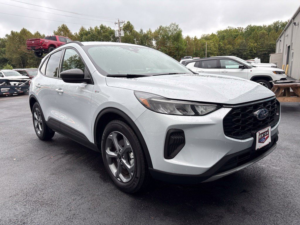Used 2025 Ford Escape ST-Line FWD image 2