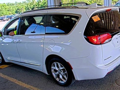 Used 2018 Chrysler Pacifica Touring-L FWD image 4