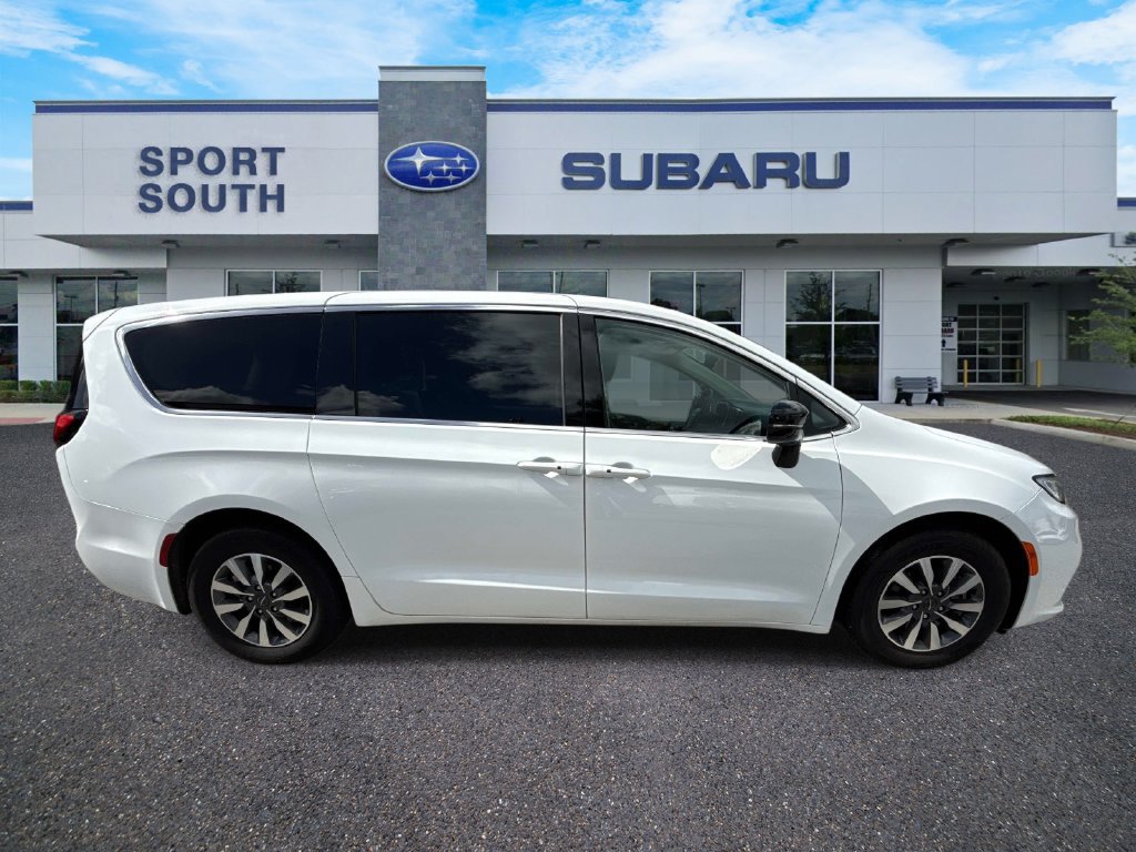 Used 2024 Chrysler Pacifica Limited FWD image 2