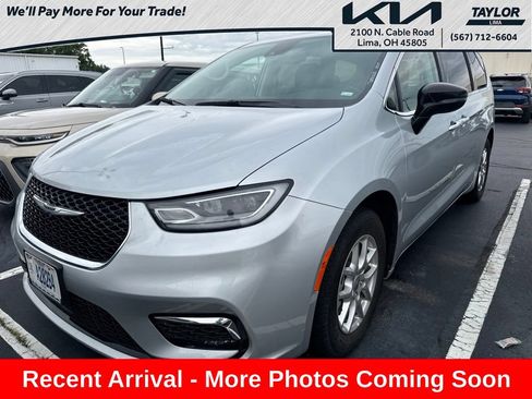 Used 2024 Chrysler Pacifica Touring-L FWD image 1